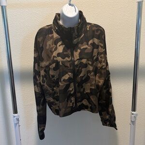 LOVE TREE Cropped Camo Wind Breaker size large